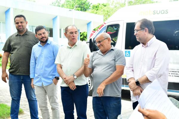 Poder Legislativo acompanha entrega de veículo que dará mais acessibilidade a serviços sociais