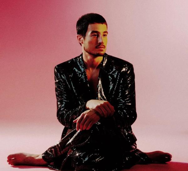 Tiago Iorc oscila entre a busca e a fuga da canção no álbum "Daramô"