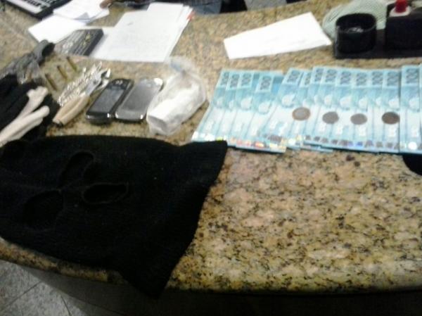 Casal é preso com quase R$ 3 mil em notas falsas e pasta de cocaína no PI