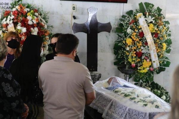 "Merece todas as homenagens", diz filha de Jofran Frejat durante velório