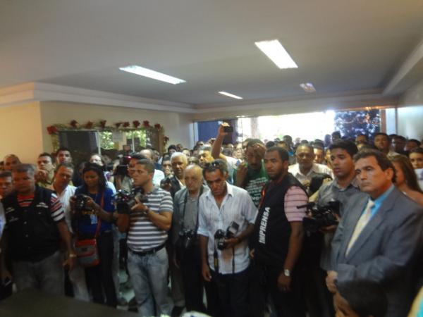 Gilberto J&uacute;nior tomou posse da prefeitura de Floriano.(Imagem:FlorianoNews)