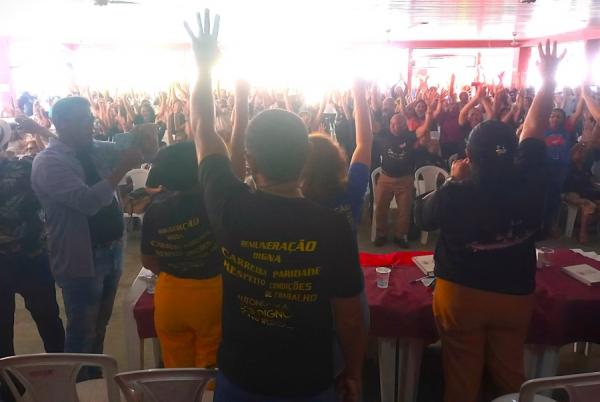 Presidente do SINTE/Regional, Léa Almeida, anuncia greve por tempo indeterminado na rede estadual