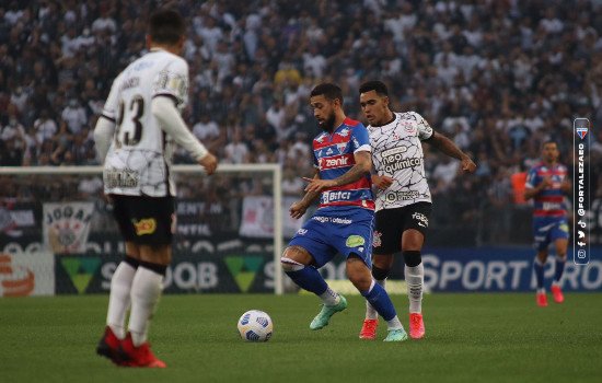 Corinthians vence o Fortaleza por 1 a 0 e fica mais perto do G-4