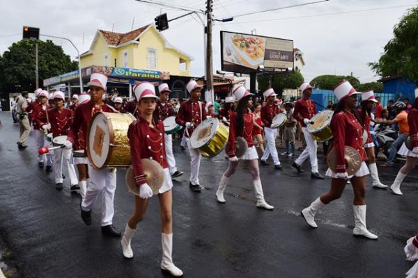 Prefeito prestigia desfile do Gin&aacute;sio 1&ordm; de Maio.(Imagem:Secom)