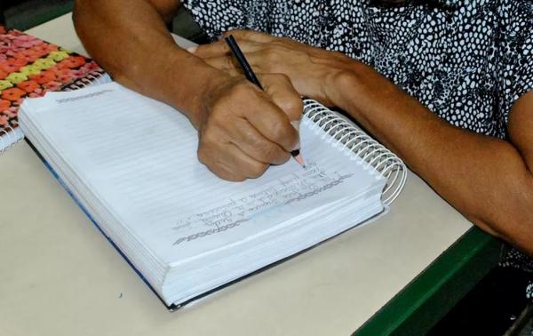 Justiça Federal revoga suspensão de programa de alfabetização que tinha "pessoas mortas" inscritas
