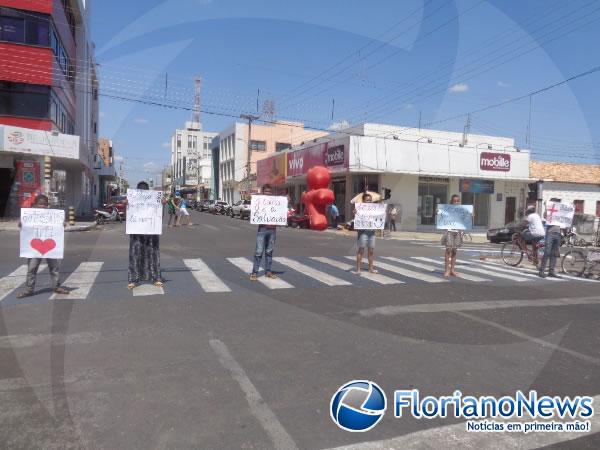 Jovens evang&eacute;licos levam a Palavra de Deus ao tr&acirc;nsito de Floriano.(Imagem:FlorianoNews)