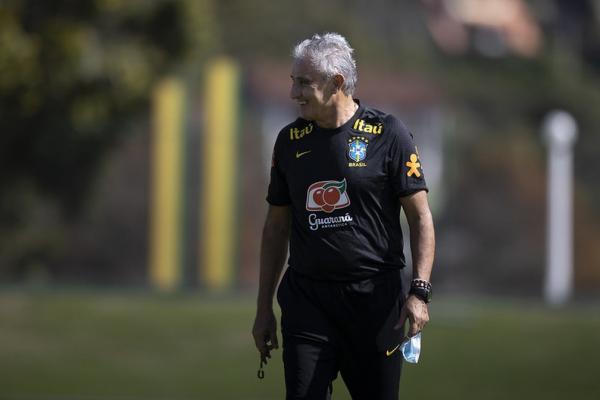 T&eacute;cnico Tite, sorridente, em treino da sele&ccedil;&atilde;o brasileira na Granja Comary.(Imagem:Lucas Figueiredo / CBF)
