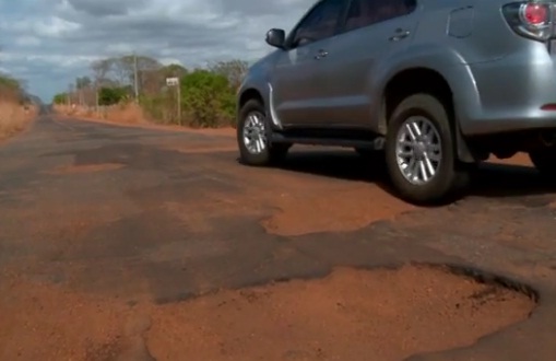 Motoristas se arriscam para desviar de buracos na PI-115, Norte do Piauí