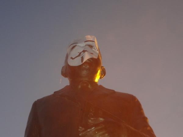 Grupo pratica a&ccedil;&atilde;o de vandalismo na est&aacute;tua em homenagem ao Dr. Sebasti&atilde;o Martins.(Imagem:FlorianoNews)