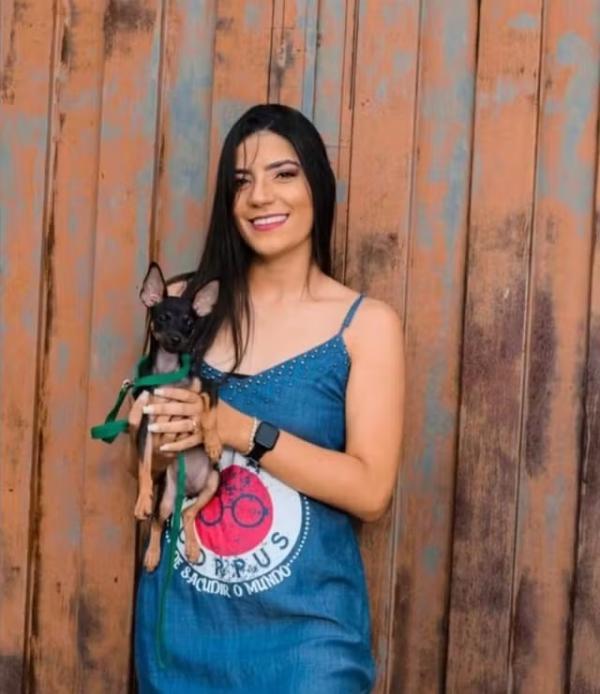 Assistente social morre atropelada por carro ao descer de moto para resgatar cachorro no Piauí