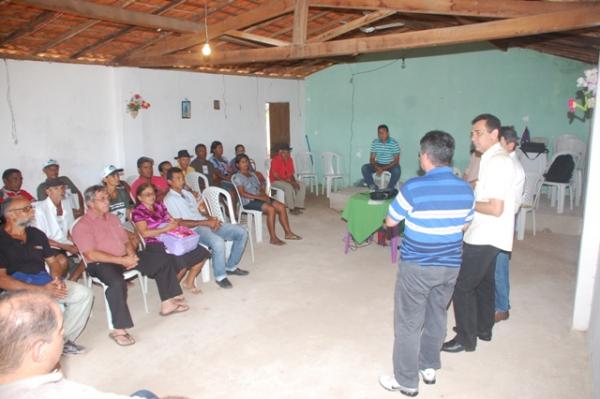 Prefeito de Floriano visita fam&iacute;lias beneficiadas pelo Projeto PAIS no povoado Alegre.(Imagem:Secom)