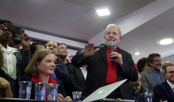 "Moro tem de prestar contas para a história", reage Lula em coletiva