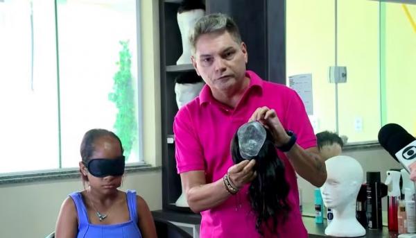 Menina chora ao ganhar implante capilar ap&oacute;s perder os cabelos em tratamento de sa&uacute;de.(Imagem: TV Clube)