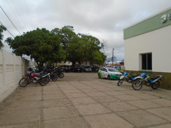 Motocicleta &eacute; apreendida por apresentar irregularidade na documenta&ccedil;&atilde;o.(Imagem:FlorianoNews)