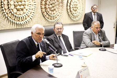 Deputados pedem vistas e votação do orçamento é adiada para segunda-feira