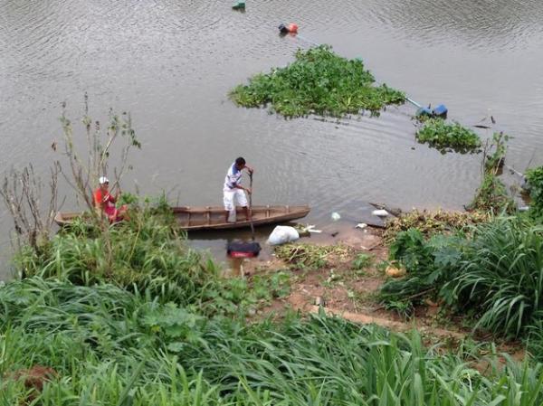 Dragueiros percorreram o rio e encontraram outros sacos com partes do corpo(Imagem:Gilcilene Ara&uacute;jo/G1)