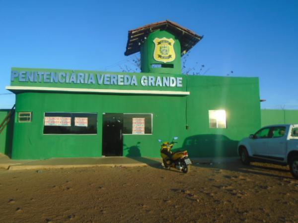 Mulher é detida tentando entrar com drogas em presídio de Floriano