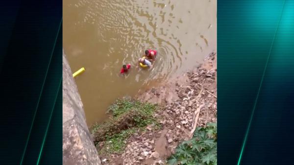 Após acidente, homem é perseguido e pula da ponte Wall Ferraz