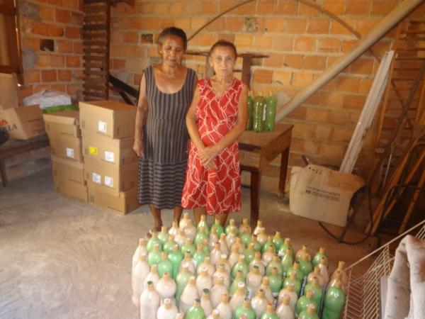 Projeto M&atilde;os que Ajudam doa alimentos armazenados em garrafas pet.(Imagem:FlorianoNews)