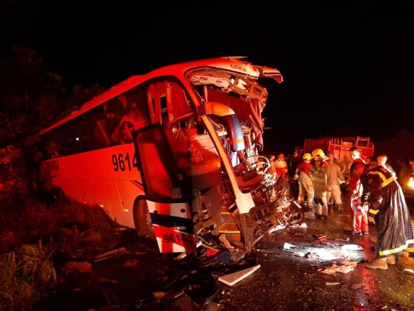 Colisão entre ônibus e carreta deixa 6 mortos e 26 feridos na BR-364 em RO