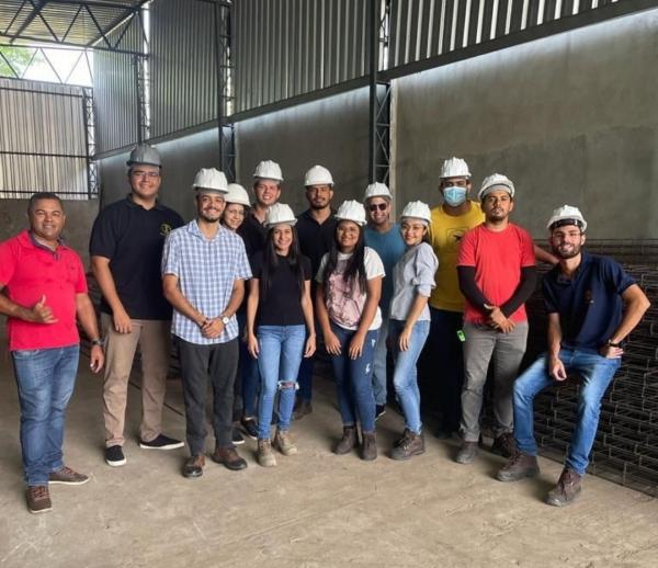 Estudantes de Engenharia Civil da FAESF realizam visita técnica em empresa de construção em Floriano