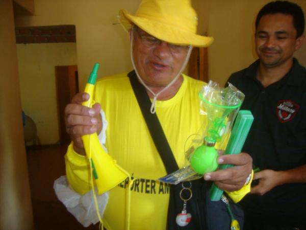 Recebendo Presentes(Imagem:reda&ccedil;ao)
