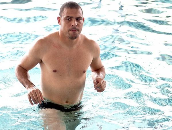 Vetado e mais magro, Ronaldo treina na piscina de olho no Goiás
