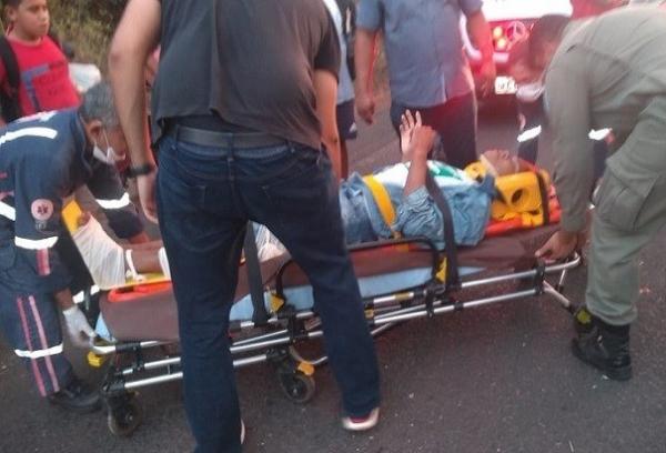 Jovem fica gravemente ferido após colidir moto com caminhão na BR-113