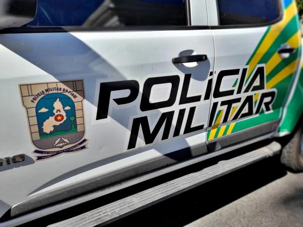 Mulher é morta a facadas e corpo é achado em cama
