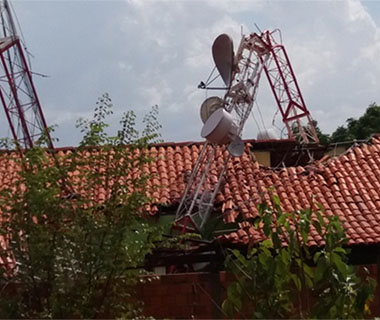 Ventania derruba torre sobre casa em Buriti dos Lopes