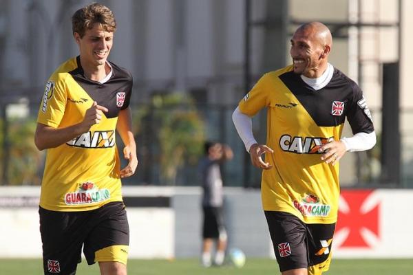 Maxi Rodriguez corre ao ladod e Gui&ntilde;azu em S&atilde;o Janu&aacute;rio: uruguaio est&aacute; feliz no Vasco.(Imagem:Marcelo Sadio / Vasco)