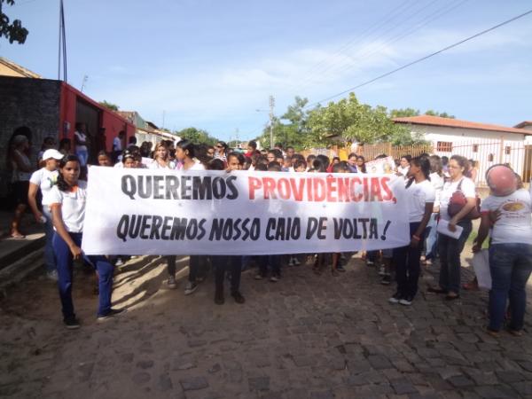Realizado ato p&uacute;blico de mobiliza&ccedil;&atilde;o em prol de aluno desaparecido.(Imagem:FlorianoNews)