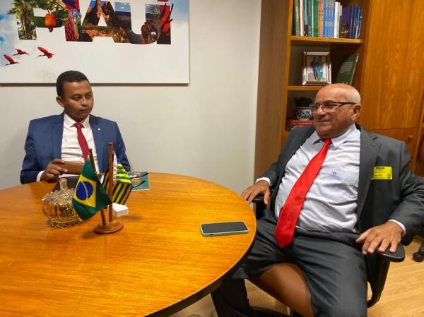 Vereador Ant&ocirc;nio Jos&eacute; discute pautas para o desenvolvimento de Floriano em visita ao Gabinete do Deputado Federal Francisco Costa..(Imagem:Divulga&ccedil;&atilde;o )