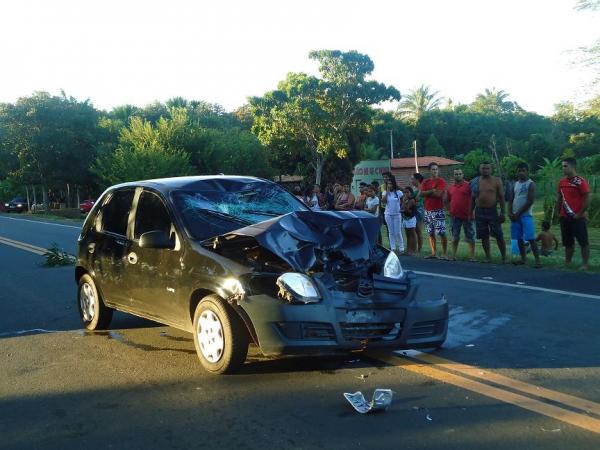 Colis&atilde;o frontal entre carro e moto deixa v&iacute;tima fatal na BR-316.(Imagem:FlorianoNews)