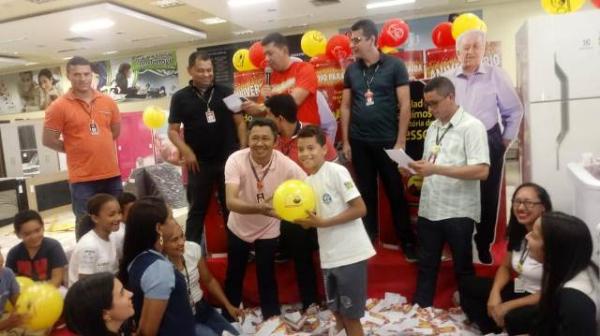 Armaz&eacute;m Para&iacute;ba realiza &uacute;ltimo sorteio da campanha de anivers&aacute;rio em Floriano.(Imagem:FlorianoNews)