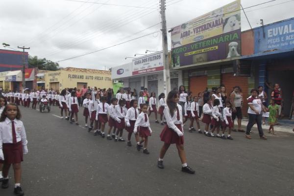 Desfile C&iacute;vico Escolar comemora o Dia do Trabalhador em Floriano.(Imagem:FlorianoNews)