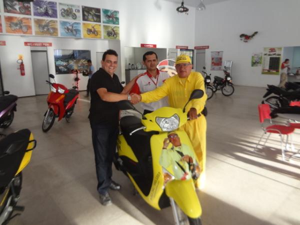 Rep&oacute;rter Amarelinho &eacute; presenteado com nova motocicleta.(Imagem:FlorianoNews)