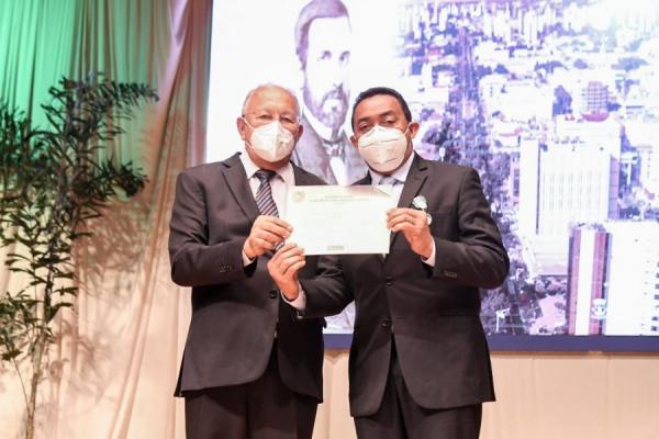 Prefeito Joel recebe medalha do Mérito Conselheiro José Antônio Saraiva