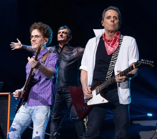 Titãs até parece uma banda da década de 1980 com formação clássica reunida no show "Encontro"