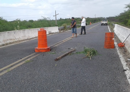 Criminosos tentam explodir ponte em rodovia no Ceará nesta madrugada