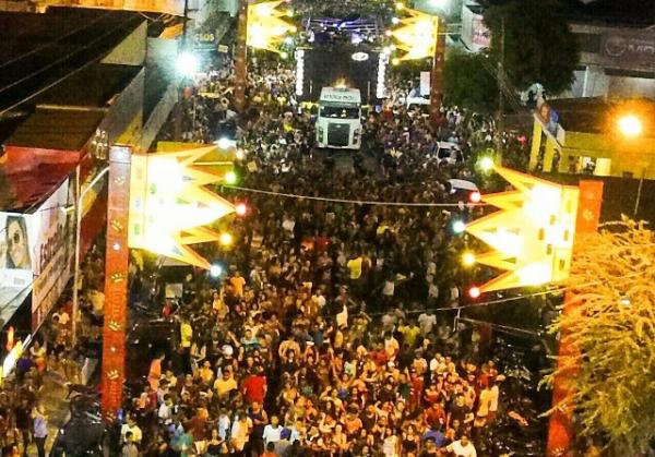 Ricardo Chaves anima multidão e marca a segunda de carnaval em Floriano.(Imagem:SECOM)
