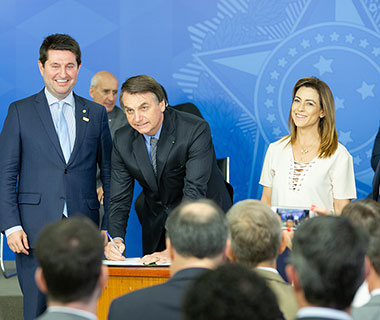 Governo se rende às indicações políticas para aumentar base