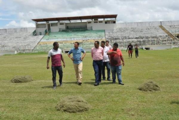 Prefeito visita Est&aacute;dio Tiber&atilde;o para acompanhar o trabalho de recupera&ccedil;&atilde;o do gramado.(Imagem:SECOM)