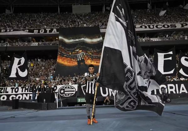Igor Jesus com a bandeira em sua homenagem em sua despedida do Nilton Santos.(Imagem:Andr&eacute; Dur&atilde;o)