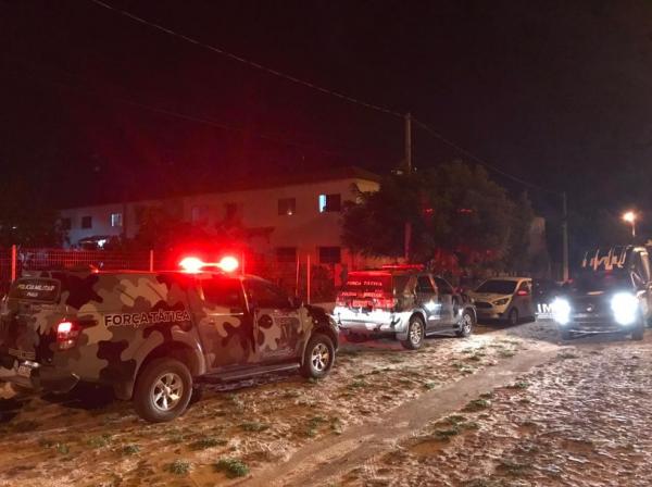 Mulher é assassinada a tiros enquanto amamentava a filha na porta de casa em Parnaíba
