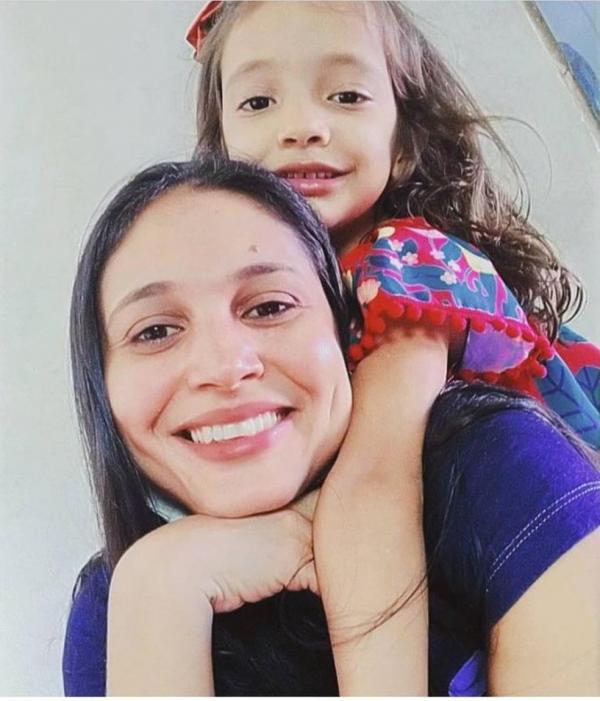 Julianne Magalh&atilde;es, de 36 anos, e a filha, Maria J&uacute;lia, de 5 anos(Imagem:Reprodu&ccedil;&atilde;o)
