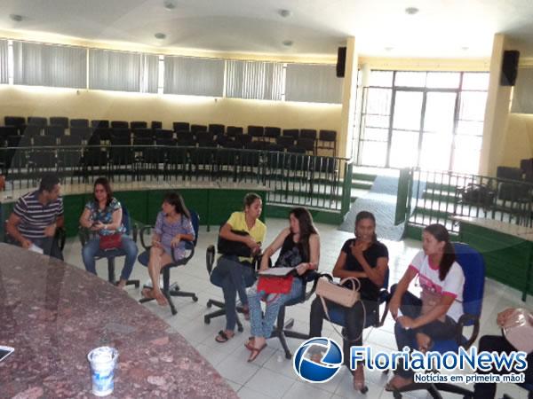 Relator da CCJ se re&uacute;ne com enfermeiros e t&eacute;cnicos em enfermagem de Floriano.(Imagem:FlorianoNews)