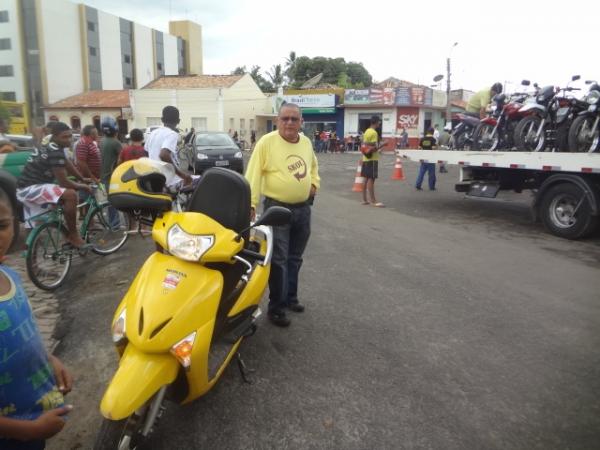 Rep&oacute;rter Amarelinho &eacute; multado em Blitz. (Imagem:FlorianoNews)