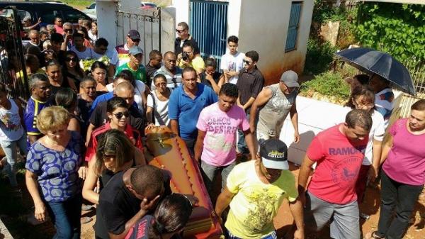 Corpo do ex-jogador Leonardo é sepultado no Piauí