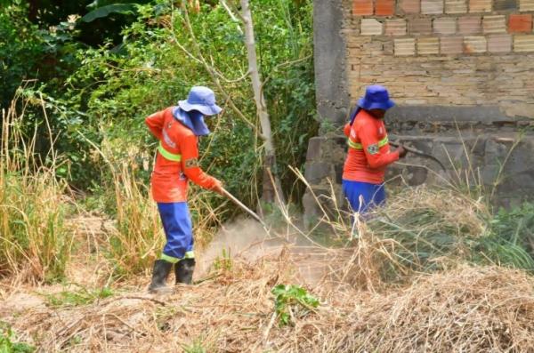 Floriano: Secretaria de Infraestrutura inicia limpeza dos riachos que cortam o município